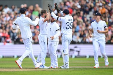İngiltere 'den Chris Woakes, 20 Ağustos 2024' te Old Trafford, Manchester, İngiltere 'de oynanan İngiltere Erkekler 1. Rothesay Test Maçı' nda Angelo Mathews 'in kalesini kutladı.