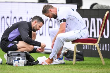 İngiltere 'den Chris Woakes, 20 Ağustos 2024' te Old Trafford, Manchester 'da oynanan 1. Rothesay 1. Rothesay Deneme Maçı' nda ayağa kaldırıldı.