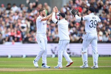 İngiltere 'den Chris Woakes, 20 Ağustos 2024' te Old Trafford, Manchester, İngiltere 'de oynanan İngiltere Erkekler 1. Rothesay Test Maçı' nda Angelo Mathews 'in kalesini kutladı.