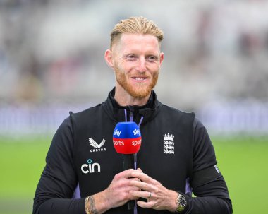 İngiltere 'nin yaralı yüzbaşısı Ben Stokes, 20 Ağustos 2024' te Old Trafford, Manchester, İngiltere 'de oynanan 1. Rothesay Deneme Maçı öncesinde İngiltere Erkekler vs.