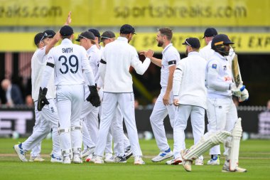 İngiltere 'den Chris Woakes, İngiltere' den Joe Root tarafından 20 Ağustos 2024 'te Old Trafford, Manchester, İngiltere' deki 1. Rothesay Test Maçı 'nda İngiltere' den Nishan Madushka 'nın yakaladığı kaleyi kutluyor.