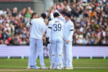 İngiltere 'den Chris Woakes, 20 Ağustos 2024' te Old Trafford, Manchester, İngiltere 'de oynanan İngiltere Erkekler 1. Rothesay Test Maçı' nda Angelo Mathews 'in kalesini kutladı.