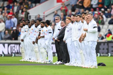 İngiltere takımı, Old Trafford, Manchester, İngiltere 'de düzenlenen 1. Rothesay Test Maçı öncesinde Late Graham Thorpe anısına siyah kol bandı takıyor.