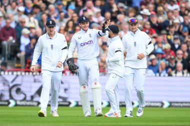 İngiltere 'den Jamie Smith, Sri Lanka' lı Dimuth Karunaratne 'yi İngiltere' li Gus Atkinson 'ın İngiltere 1. Sri Lanka 1. Rothesay Test Maçı' nda Old Trafford, Manchester, Birleşik Krallık 'ta 20 Ağustos 2024' te oynadığı bovling maçında yakaladığını kutluyor.