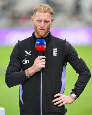 İngiltere 'nin yaralı yüzbaşısı Ben Stokes, 20 Ağustos 2024' te Old Trafford, Manchester, İngiltere 'de oynanan 1. Rothesay Deneme Maçı öncesinde İngiltere Erkekler vs.