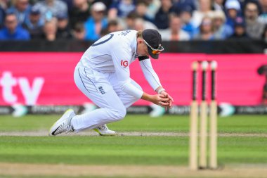 İngiltere 'den Ollie Pope 20 Ağustos 2024' te Old Trafford, Manchester, İngiltere 'de oynanan 1. Rothesay Rothesay Test Maçı' nda topu alıyor.