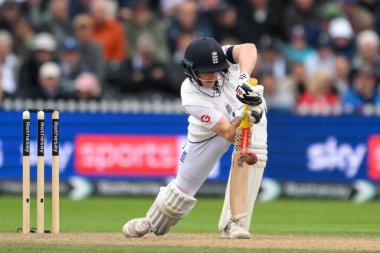 İngiltere 'den Harry Brook 22 Ağustos 2024' te Old Trafford, Manchester, Birleşik Krallık 'ta 1. Rothesay Test Maçı Maçı sırasında defansif vuruş yaptı.