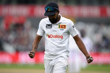 Sri Lankalı Prabath Jayasuriya, 22 Ağustos 2024 'te Old Trafford, Manchester, İngiltere' de düzenlenen 1. Rothesay Test Maçı sırasında el ısıtıcısı kullanıyor.