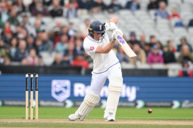 İngiltere 'den Dan Lawrence 22 Ağustos 2024' te Old Trafford, Manchester, Birleşik Krallık 'ta düzenlenen 1. Rothesay Test Maçı' nda topu uzağa itti.