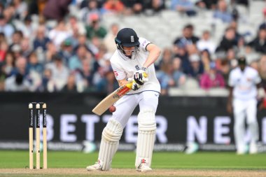 İngiltere 'den Harry Brook topu 22 Ağustos 2024' te Old Trafford, Manchester, İngiltere 'de 1. Rothesay Test Maçı 2' de Sri Lanka 'ya karşı oynamıştır.