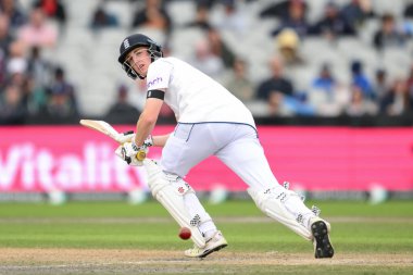 İngiltere 'den Harry Brook 22 Ağustos 2024' te Old Trafford, Manchester, Birleşik Krallık 'ta 1. Rothesay Deneme Maçı' nda İngiltere Erkekler vs Sri Lanka 'ya karşı tek koşu için topa rehberlik ediyor.