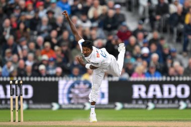 Sri Lanka 'dan Vishwa Fernando İngiltere Erkekler vs Sri Lanka 1. Rothesay Deneme Maçı 2. gününde Old Trafford, Manchester, Birleşik Krallık, 22 Ağustos 2024' te bovling oynuyor.