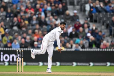 Sri Lanka 'dan Kamindu Mendis İngiltere Erkekler vs Sri Lanka 1. Rothesay Deneme Maçı 2. gününde Old Trafford, Manchester, Birleşik Krallık, 22 Ağustos 2024' te bovling oynuyor.