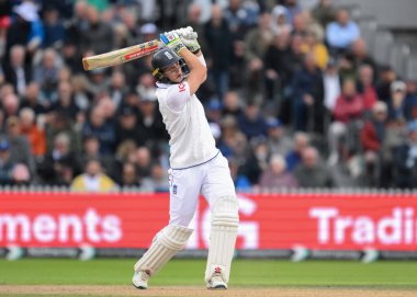 İngiltere 'den Jamie Smith 22 Ağustos 2024' te Old Trafford, Manchester, İngiltere 'de 1. Rothesay Test Maçı 2' de İngiltere Erkekler vs Sri Lanka maçında top oynuyor.