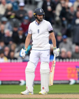 İngiltere 'den Chris Woakes Sri Lanka' ya karşı 1. Rothesay Deneme Maçı 2. gününde Old Trafford, Manchester, Birleşik Krallık, 22 Ağustos 2024