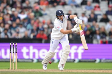 İngiltere 'den Joe Root, 22 Ağustos 2024' te Old Trafford, Manchester, Birleşik Krallık 'ta 1. Rothesay Test Maçı' nda topu sürüyor.