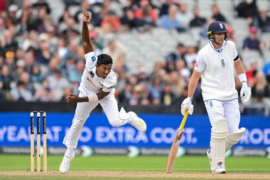 Sri Lanka 'dan Vishwa Fernando, 22 Ağustos 2024' te Old Trafford, Manchester, İngiltere 'de 1. Rothesay Deneme Maçı sırasında topu teslim eder.