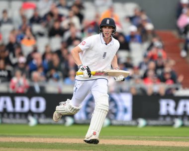 İngiltere 'den Harry Brook, 22 Ağustos 2024' te Old Trafford, Manchester 'da oynanan 1. Rothesay 1. Rothesay Deneme Maçı' nda kale aralarında koşuyor.