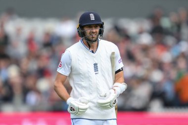 İngiltere 'den Mark Wood, 23 Ağustos 2024' te Old Trafford, Manchester, Birleşik Krallık 'ta düzenlenen 1. Rothesay Test Maçı sırasında Sri Lanka' dan Asitha Fernando 'yu sahadan çıkarırken sahadan ayrıldı.