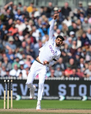 İngiliz Shoaib Bashir, İngiltere Erkekler vs Sri Lanka 1. Rothesay Deneme Maçı 'nda 23 Ağustos 2024 Old Trafford, Manchester' da bovling oynuyor.