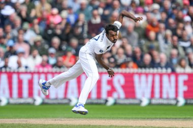 Sri Lanka 'dan Milan Rathnayake, 23 Ağustos 2024' te Old Trafford, Manchester, İngiltere 'de düzenlenen 1. Rothesay 1. Rothesay Test Maçı' nda topu teslim etti.