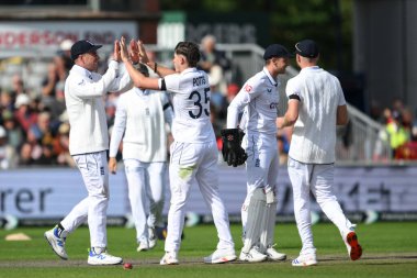 İngiltere 'den Matthew Potts, 23 Ağustos 2024' te Old Trafford, Manchester, Birleşik Krallık 'ta düzenlenen 1. Rothesay Test Maçı' nda Sri Lanka 'lı LBW Dhananjaya de Silva tarafından oynanan bowlingi kutluyor.