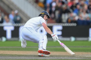 İngiltere 'den Jamie Smith, 23 Ağustos 2024' te Old Trafford, Manchester, Birleşik Krallık 'ta düzenlenen 1. Rothesay Deneme Maçı' nda İngiltere Erkekler vs Sri Lanka 'ya karşı kırışıklık noktasına ulaştı.