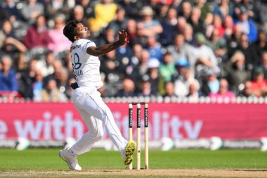 Sri Lanka 'dan Vishwa Fernando, 23 Ağustos 2024' te Old Trafford, Manchester, İngiltere 'de düzenlenen 1. Rothesay Deneme Maçı sırasında topu teslim etti.