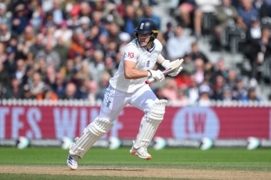 İngiltere 'den Matthew Potts, 23 Ağustos 2024' te Old Trafford, Manchester 'da oynanan 1. Rothesay 1. Rothesay Deneme Maçı' nda kale aralarında koşuyor.