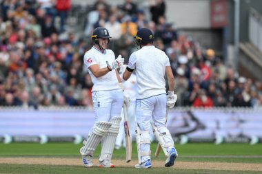 İngiltere 'den Mark Wood ve İngiltere' den Matthew Potts, 23 Ağustos 2024 'te Old Trafford, Manchester, İngiltere' de düzenlenen 1. Rothesay Test Maçı 3.