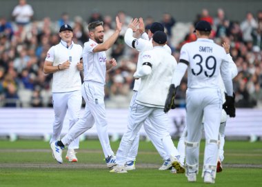 İngiltere 'den Chris Woakes, Sri Lanka' dan Nishan Madushka 'nın kalesini 23 Ağustos 2024' te Old Trafford, Manchester, İngiltere 'deki 1. Rothesay Test Maçı 3. 