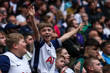 Tottenham Hotspur taraftarları, Premier League maçında Tottenham Hotspur 'un Everton' a karşı oynadığı Tottenham Hotspur Stadyumu 'nda 24 Ağustos 2024' te oynanan üçüncü golü kutladılar.