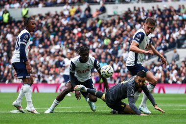 Everton 'dan Dwight McNeil, Tottenham Hotspur' un Everton 'a karşı oynadığı Premier League maçında tökezledi. Tottenham Hotspur Stadyumu, Londra, 24 Ağustos 2024