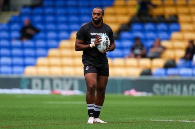 Londra Broncos takımından Iliess Macani, 25 Ağustos 2024 'te Plough Lane, Wimbledon, İngiltere' de oynanan Betfred Süper Lig 23. Maçı öncesinde ısınıyor.