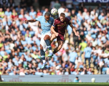 Manchester City 'den Manuel Akanji ve Ipswich Town' dan Liam Delap Premier Lig karşılaşmasında Manchester City - Ipswich Town Etihad Stadyumu, Manchester, İngiltere, 24 Ağustos 2024