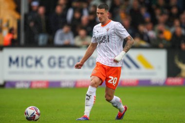 Blackpool 'dan Oliver Casey, 24 Ağustos 2024' te Birleşik Krallık 'taki Abbey Stadyumu' nda oynanan Cambridge United-Blackpool maçında pas verdi.