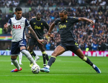 Tottenham Hotspur takımından Cristian Romero, Premier League maçında Dominic Calvert-Lewin ile Tottenham Hotspur 'un Everton' a karşı oynadığı Tottenham Hotspur Stadyumu 'nda 24 Ağustos 2024 tarihinde top için mücadele etti.