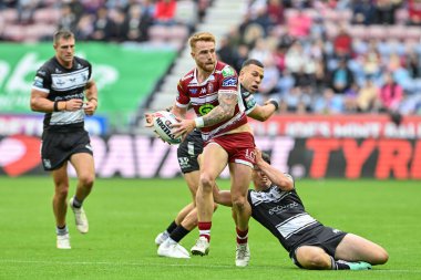 Wigan Warriors takımından Adam Keighran, 25 Ağustos 2024 'te Wigan Warriors ile Hull FC arasındaki Betfred Süper Lig karşılaşmasında pas arıyor.
