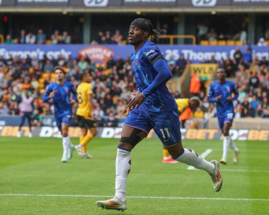 Chelsea 'den Noni Madueke, Premier League maçında Wolverhampton Wanderers Chelsea' ye karşı 25 Ağustos 2024 'te Molineux, Wolverhampton, Birleşik Krallık' ta 2-4 'lük galibiyet golünü kutluyor.