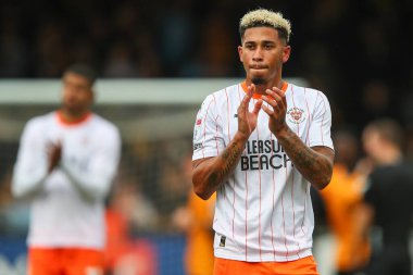 Blackpool 'dan Jordan Lawrence-Gabriel, 24 Ağustos 2024' te İngiltere 'deki Abbey Stadyumu' nda oynanan Cambridge United - Blackpool maçı sonrasında gezgin taraftarları alkışlıyor.