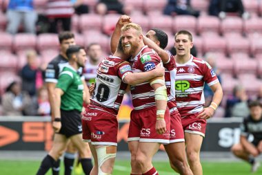 Wigan 'dan Jack Farrimond, 25 Ağustos 2024' te İngiltere 'nin Wigan Stadyumu' nda oynanan Betfred Süper Lig 23. Raundda Wigan Warriors Hull FC maçında 20-4 kazanma çabasını kutluyor.