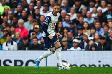 Tottenham Hotspur takımından James Maddison, Premier League maçında Tottenham Hotspur 'a karşı Everton maçında topla koşuyor. Tottenham Hotspur Stadyumu, Londra, 24 Ağustos 2024