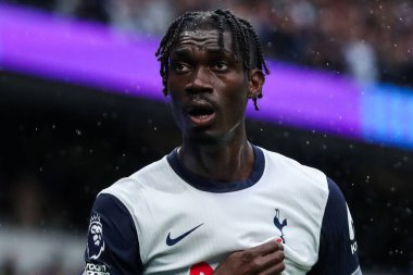 Tottenham Hotspur takımından Yves Bissouma, Premier League maçında Tottenham Hotspur 'un Everton' a karşı oynadığı Tottenham Hotspur Stadyumu 'nda 24 Ağustos 2024' te attığı ilk golü kutluyor.