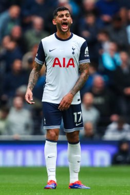 Tottenham Hotspur takımından Cristian Romero, Premier Lig maçında Tottenham Hotspur 'a karşı Everton' un Tottenham Hotspur Stadyumu 'nda 24 Ağustos 2024 tarihinde takım talimatlarını verdi.