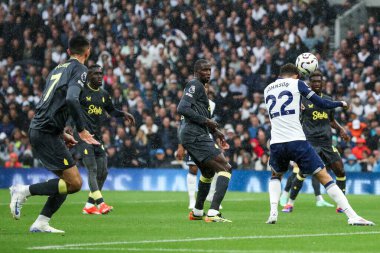 Tottenham Hotspur 'dan Brennan Johnson, Premier League maçında Tottenham Hotspur Everton' a karşı Tottenham Hotspur Stadyumu, Londra, 24 Ağustos 2024 'te oynanan karşılaşmada topa liderlik ediyor.