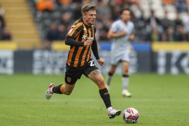 Hull City 'den Regan Slater, 24 Ağustos 2024' te Hull City 'nin MKM Stadyumu' nda Millwall 'a karşı oynadığı Gökyüzü İddia Şampiyonası maçında topu aldı.