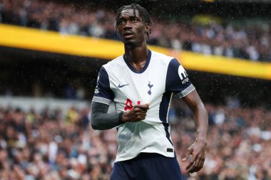 Tottenham Hotspur takımından Yves Bissouma, Premier League maçında Tottenham Hotspur 'un Everton' a karşı oynadığı Tottenham Hotspur Stadyumu 'nda 24 Ağustos 2024' te attığı ilk golü kutluyor.