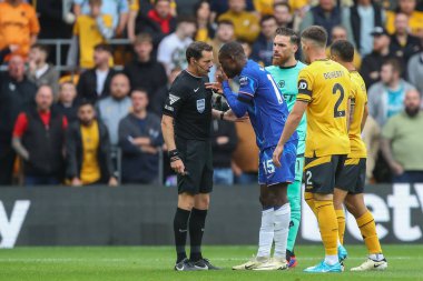 Chelsea 'den Nicolas Jackson, Premier League maçında Wolverhampton Wanderers Chelsea' ye karşı 25 Ağustos 2024 'te oynanan Molineux, Wolverhampton, İngiltere maçında attığı gol sonrasında hakem Darren England' a konuştu.