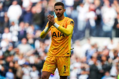 Tottenham Hotspur 'dan Guglielmo Vicario, Premier League maçının ardından Tottenham Hotspur' un Everton 'a karşı oynadığı Tottenham Hotspur Stadyumu, Londra, 24 Ağustos 2024' te oynanan maçın ardından takımların galibiyetini kabul ediyor.