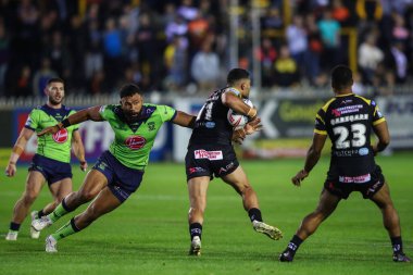 Warrington Wolves takımından Zane Musgrove, 23. Betfred Süper Lig karşılaşmasında Castleford Tigers 'ın Warrington Wolves' a karşı oynadığı The Mend-A-Hose Jungle, Castleford, Birleşik Krallık, 23 Ağustos 2024 karşılaşmasında Castleford Tigers 'dan Elie El-Zakhem' i yere serdi.